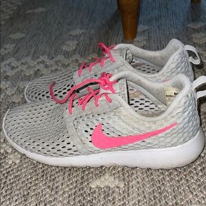 Nike Light Gray Mesh Sneakers with Pink Swoosh and Laces